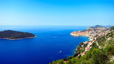 Duvarlarla çevrili Dubrovnik kentinin panoramik manzarası Hırvatistan
