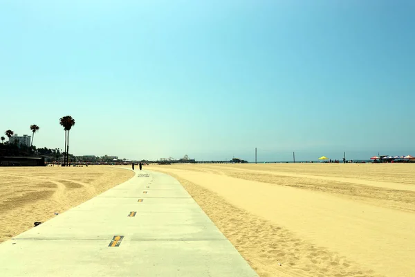 Famosa pista ciclabile sulla spiaggia di Santa Monica e molo dei divertimenti — Foto Stock