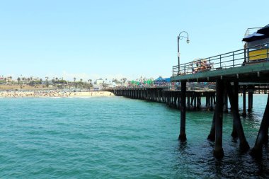 Kaliforniya 'daki Santa Monica İskelesi Mavi Pasifik Okyanusu üzerindeki ABD