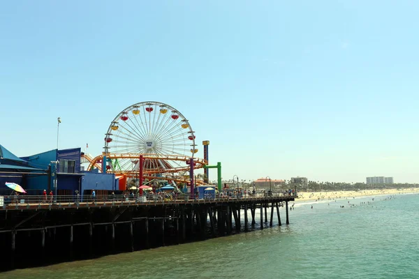 Santa Monica pier Ferris Wheel in California USA on blue Pacific Ocean — Stock Photo, Image