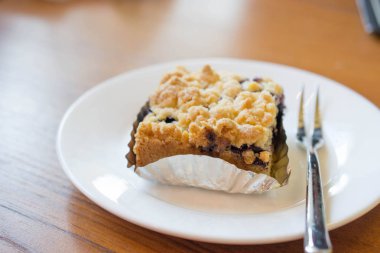 Tatlı beyaz plaka üzerinde yaban mersini ufalanmış