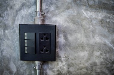 Elektrik prizi çimento zemin üzerine