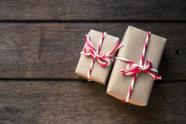 Tahta arka planda hediye kutusu