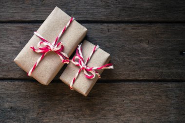 Tahta arka planda hediye kutusu