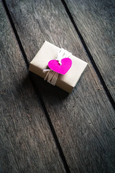 Pudełko na drewniane tło — Zdjęcie stockowe