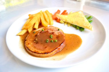 Jambon biftek ve patatesleri beyaz çanak üzerinde