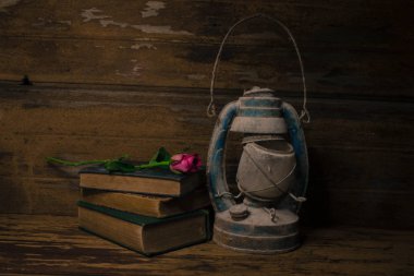 eski kitaplar ve ahşap üzerinde eski fener vintage ile natürmort 