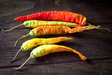 bir tahta üzerinde çürük pepers