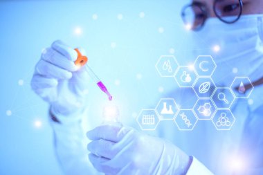 Bilim adamları hastalıkları önlemek için aşı icat ediyorlar..