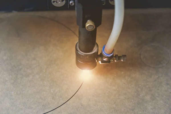  Lazer makine kesim şekli üzerinde akrilik levha.