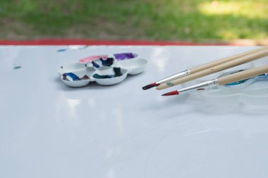 Boya fırçası beyaz masaya kullanılan.