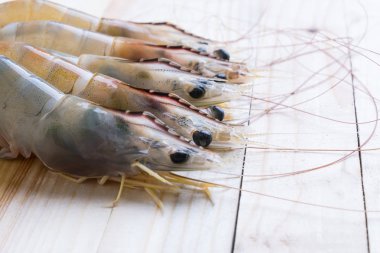 Taze Whiteleg karides, ahşap üzerinde Pasifik beyaz karides