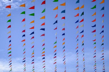 renkli kiraz kuşu bayrakları bir mavi gökyüzü arka plan.