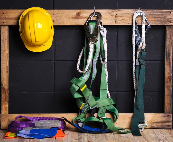 Seguridad de construcción estándar, casco, protección contra caídas, guante, refl —  Fotos de Stock