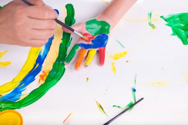 Çocuk elini öğrenmek renkli renk beyaz kağıt üzerinde oynamak için