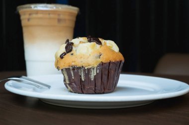 Beyaz tabakta çikolatalı kek.