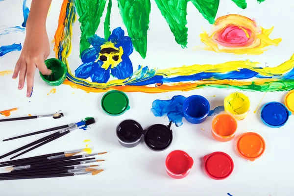 La manita del chiquitín aprenden a jugar el color colorido sobre el papel blanco —  Fotos de Stock