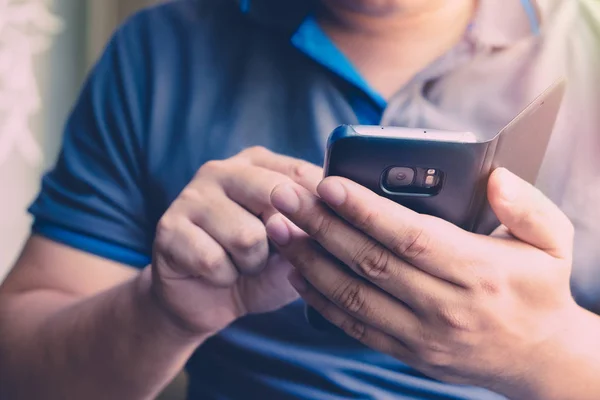 Primo piano di un uomo che utilizza lo smartphone mobile — Foto Stock