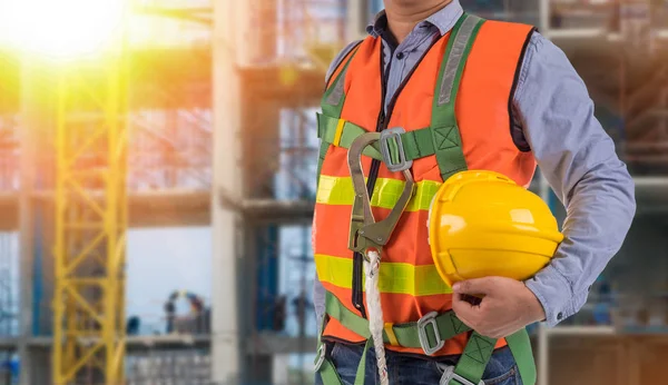 Ingenieur trägt Sturzsicherung vor Ort — Stockfoto