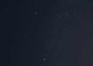 Yıldızlı gece gökyüzü uzayı soyutlar