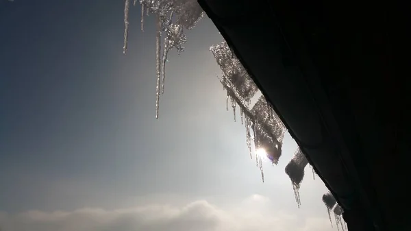 Icicles Uma Sarjeta Casa — Fotografia de Stock