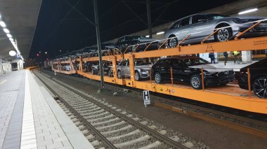 Tren istasyonunda vagonları olan bir yük treni.