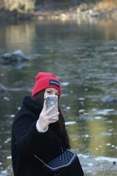 Junge Frau Mit Roter Mütze Und Handy Der Hand Auf — Stockfoto
