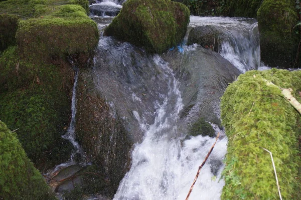 Ruisseau Montagne Son Cours Travers Les Rochers — Photo