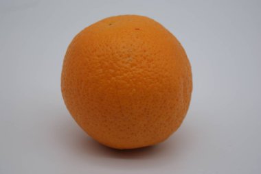 Olgunlaşmış sulu bir portakal.