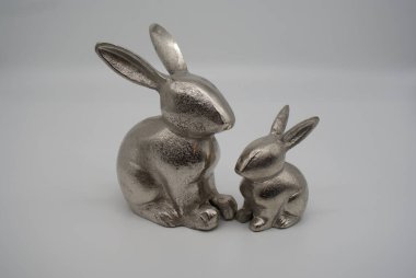 Metalden yapılmış dekoratif Paskalya Tavşanı