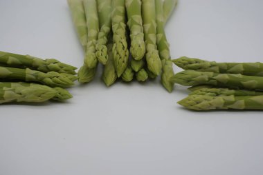 Tarladan taze taze yeşil kuşkonmaz