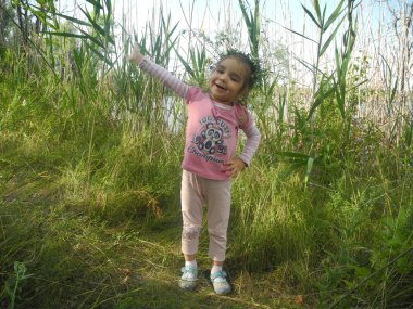 başında bir çelenk ile kız