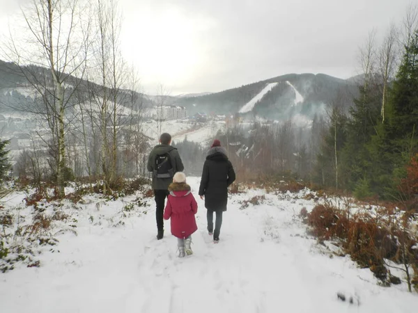 Dreiköpfige Familie Ist Den Bergen Unterwegs — Stockfoto