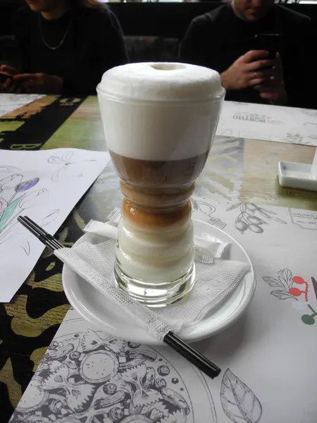 Bir Bardak Latte Bir Fincan Tabağın Üzerinde Duruyor — Stok fotoğraf
