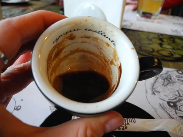 杯子的边沿上刻着苦涩的浓缩咖啡 — 图库照片