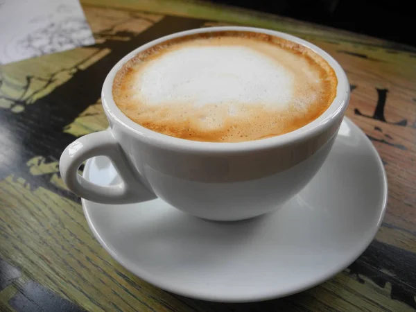 Cappuccino Met Schuim Een Grote Witte Beker — Stockfoto