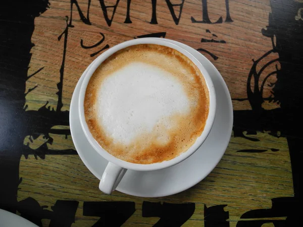 Cappuccino Com Espuma Uma Grande Taça Branca Está Sobre Mesa — Fotografia de Stock