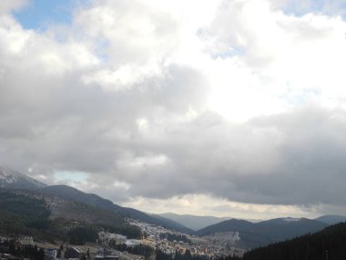 Karpatlar 'daki dağ zirveleri, arazi üzerindeki beyaz bulutlar.