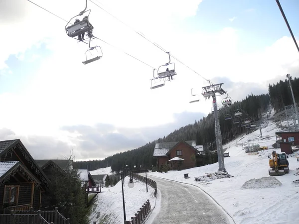 Skilift Den Bergen Menschen Sitzen Auf Den Sesselliften — Stockfoto
