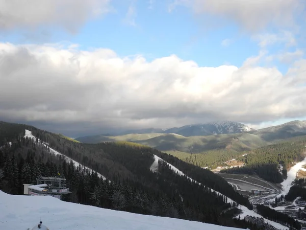 Widok Zaśnieżone Góry Karpat Wyciągu Narciarskiego Błękitne Niebo — Zdjęcie stockowe