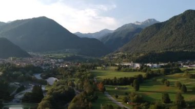 Slovenya 'daki Tolmin kasabasının hava aracı görüntüsü Soca Vadisi' nin yanında bir dağ arkaplanı var..