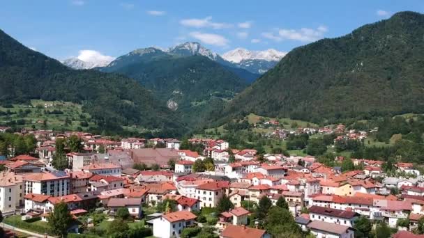 Luftaufnahme Der Stadt Tolmin Slowenien Neben Dem Soca Tal Mit — Stockvideo