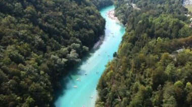 Slovenya 'da bir nehirde yüzen ve çalan insanların insansız hava aracı görüntüleri.