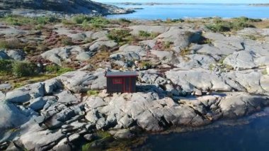 İsveç 'in batı kıyısında, Gothenburg' un dışında Halland 'da kayalık bir okyanus kıyısındaki bir kulübede hava aracı görüntüsü..