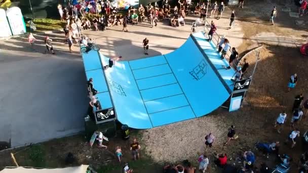 Hombre Skateboarder Haciendo Trucos Concurso Mini Rampa Aire Libre — Vídeo de stock