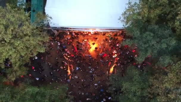 Aerial Drone Shot Crowd Watching Outdoor Concert Event Festival Intermitente — Vídeos de Stock