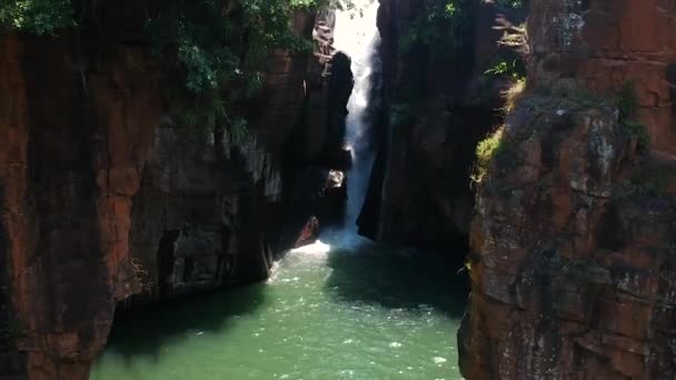 Lanzamiento Aéreo Dron Río Con Una Cascada Selva Sudáfrica — Vídeos de Stock
