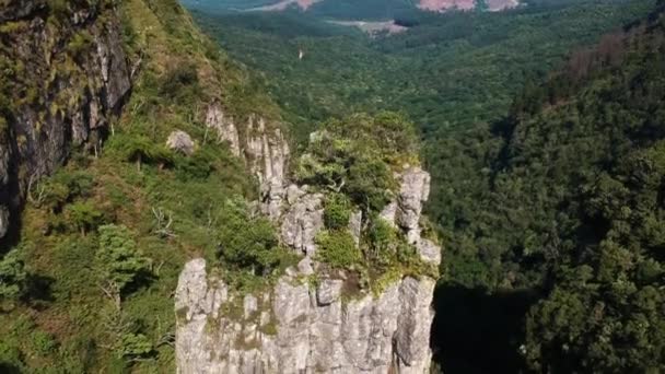 Vuelo Aéreo Con Aviones Teledirigidos Una Pronunciada Formación Pilares Montaña — Vídeos de Stock