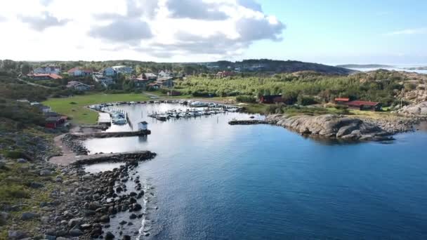 Drone Aéreo Disparado Uma Pequena Marina Costa Oceânica Costa Oeste — Vídeo de Stock