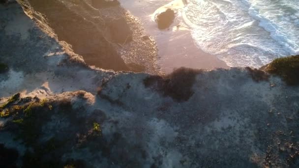 Drone Aereo Onde Che Colpiscono Una Spiaggia Con Scogliere Durante — Video Stock